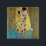 Der Kuss 2 von Gustav Klimt Button<br><div class="desc">Dieses Gemälde mit dem Titel The Kiss 2 wurde von dem berühmten Künstler Gustav Klimt gemacht.
Über Gustav KlimtGustav Klimt war ein österreichischer Symbolik-Maler und eines der prominentesten Mitglieder der Wiener Sezessionsbewegung. Er wurde 1897 Gründungsmitglied und Vorsitzender der Dackel Sezession und der Zeitschrift Ver Sacrum.</div>