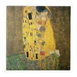 Der Kuss Fliese<br><div class="desc">Der Kuss durch Gustav Klimt Der Kuss wurde vom österreichischen Symbolistmaler Gustav Klimt zwischen 1907 und 1908 gemalt. Die Leinwand stellt ein Paar dar, das entwirrt wird in den durchdachten Roben umfaßt, ihr Körper, die in einer Art verziert werden, die durch lineare Konstrukte der zeitgenössische Kunst Nouveau Art und die...</div>
