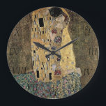 Der Kuss Gustav Klimts (circa 1908) Große Wanduhr<br><div class="desc">Eine klassische Grafik, die in das public domain überschritten und wunderbare Geschenke und andere Produkte macht hat. Eine von berühmtesten Arbeiten Gustav Klimts, der Kuss kennzeichnet vorstehenden Gebrauch des Goldblattes und wurde durch die verzierte Art der alten Mosaiken inspiriert. Klimt (1862-1918) war eins der Primärmitglieder der Wien-Sezessionsbewegung. Seine Arbeit wird...</div>
