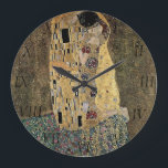 Der Kuss Gustav Klimts (circa 1908) Große Wanduhr<br><div class="desc">Eine klassische Grafik, die in das public domain überschritten und wunderbare Geschenke und andere Produkte macht hat. Eine von berühmtesten Arbeiten Gustav Klimts, der Kuss kennzeichnet vorstehenden Gebrauch des Goldblattes und wurde durch die verzierte Art der alten Mosaiken inspiriert. Klimt (1862-1918) war eins der Primärmitglieder der Wien-Sezessionsbewegung. Seine Arbeit wird...</div>