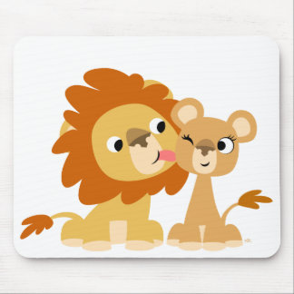 Der Kuss: Niedliche Cartoon-Löwe-Paare Mousepad