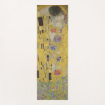Der Kuss, Ölgemälde im Jugendstil, Gustav Klimt Yogamatte<br><div class="desc">Öl auf Leinwand 1907-1908 abstraktes Jugendstil-Porträt, das einen romantischen Kuss zwischen einem Mann und einer Frau darstellt der Mann und die Frau sind mit einem geometrischen Muster aus gelben, schwarzen und weißen Rechtecken und psychedelischen, trippigen Spiralen bzw. farbenfrohen Punkten verziert. Das Paar kniet auf einem Bett aus lila, gelben und...</div>