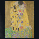 Der Kuss, Ölmalerei im Jugendstil, Gustav Klimt Fleecedecke<br><div class="desc">Öl auf Leinwand 1907-1908 abstrakte Jugendstil-Porträt, das einen romantischen Kuss zwischen einem Mann und einer Frau darstellt der Mann und die Frau sind mit einem geometrischen Muster aus gelben schwarzen und weißen Rechtecken und psychedelischen Swirls bzw. farbenfrohen Tupfen verziert. das Paar kniet auf einem Bett aus lila gelben und blauen...</div>