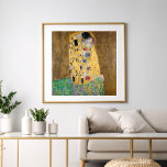 Der Kuss von Gustav Klimt Fotodruck<br><div class="desc">Der Kuss von Gustav Klimt Der Kuss ist ein Ölgemälde mit Goldblatt, Silber und Platin vom österreichischen Symbolik-Maler Gustav Klimt. Es wurde irgendwann in den Jahren 1907 und 1908 gemalt, auf dem Höhepunkt dessen, was Gelehrte seine "Goldene Periode" nennen. Mit schimmernden Goldtönen, stilisierten Formen und sentimentaler Ikonographie verzaubert der Kiss...</div>
