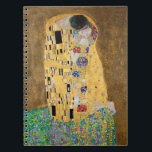 Der Kuss von Gustav Klimt Notizblock<br><div class="desc">Der Kuss von Gustav Klimt Der Kuss ist ein Ölgemälde mit Goldblatt, Silber und Platin vom österreichischen Symbolik-Maler Gustav Klimt. Es wurde irgendwann in den Jahren 1907 und 1908 gemalt, auf dem Höhepunkt dessen, was Gelehrte seine "Goldene Periode" nennen. Mit schimmernden Goldtönen, stilisierten Formen und sentimentaler Ikonographie verzaubert der Kiss...</div>