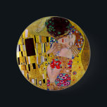 Der Kuss von Gustav Klimt, Vintager Jugendstil Button<br><div class="desc">Das ultimative Gemälde der Liebe, ein wunderschönes Design zum Valentinstag! Der Kuss (Detail) (1907-1908) von Gustav Klimt ist ein Vintager Viktorianischer Epos-Symbolismus feine Kunst-Liebe und Romantik-Gemälde mit einem romantischen Paar in verschiedenen Goldtönen, Mustern und Symbolen, die einen Kuss vor einem Bronzestand teilen. Über den Künstler: Gustav Klimt (1862-1918) war ein...</div>
