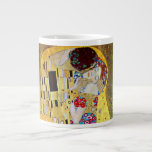 Der Kuss von Gustav Klimt, Vintager Jugendstil Jumbo-Tasse<br><div class="desc">Der Kuss (Der Kuss) (1907/08) von Gustav Klimt ist wahrscheinlich sein berühmtestes Werk. Klimt begann seine Arbeit im Jahre 1907 und ist der Höhepunkt seiner so genannten Goldenen Periode. Der Kiss ist ein Vintages Viktorianisches Era-Symbolismus, das eine Liebe und Romantik mit einem romantischen Paar in verschiedenen Goldtönen, Symbolen und Mustern...</div>