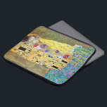Der Kuss von Gustav Klimt, Vintager Jugendstil Laptopschutzhülle<br><div class="desc">Der Kuss (Der Kuss) (1907/08) von Gustav Klimt ist wahrscheinlich sein berühmtestes Werk. Klimt begann seine Arbeit im Jahre 1907 und ist der Höhepunkt seiner so genannten Goldenen Periode. Der Kiss ist ein Vintages Viktorianisches Era-Symbolismus, das eine Liebe und Romantik mit einem romantischen Paar in verschiedenen Goldtönen, Symbolen und Mustern...</div>