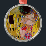 Der Kuss von Gustav Klimt, Vintager Jugendstil Silbernes Ornament<br><div class="desc">Das ultimative Gemälde der Liebe, ein wunderschönes Design zum Valentinstag! Der Kuss (Detail) (1907-1908) von Gustav Klimt ist ein Vintager Viktorianischer Epos-Symbolismus feine Kunst-Liebe und Romantik-Gemälde mit einem romantischen Paar in verschiedenen Goldtönen, Mustern und Symbolen, die einen Kuss vor einem Bronzestand teilen. Über den Künstler: Gustav Klimt (1862-1918) war ein...</div>