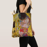 Der Kuss von Gustav Klimt, Vintager Jugendstil Tasche<br><div class="desc">Schöne Tote-Taschen im Überdruck! Erhältlich in zwei Stilen und zwei Größen! Das ultimative Gemälde der Liebe, ein wunderschönes Design zum Valentinstag!Der Kuss (Detail) (1907-1908) von Gustav Klimt ist ein Vintages Viktorianisches Epos-Symbolismus feine Kunst-Liebe und Romantik-Gemälde mit einem romantischen Paar in verschiedenen Goldtönen, Mustern und Symbolen, die einen Kuss mit einem...</div>