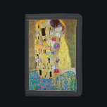 Der Kuss von Gustav Klimt, Vintager Jugendstil Trifold Geldbörse<br><div class="desc">Der Kuss (Der Kuss) (1907/08) von Gustav Klimt ist wahrscheinlich sein berühmtestes Werk. Klimt begann seine Arbeit im Jahre 1907 und ist der Höhepunkt seiner so genannten Goldenen Periode. Der Kiss ist ein Vintages Viktorianisches Era-Symbolismus, das eine Liebe und Romantik mit einem romantischen Paar in verschiedenen Goldtönen, Symbolen und Mustern...</div>