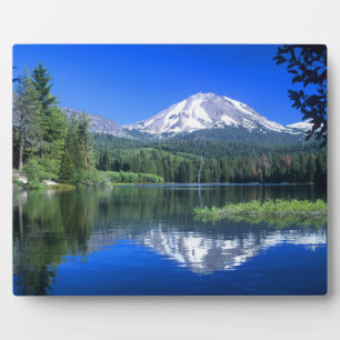 Der Lassen-Berg erhebt sich über den Manzanita-See Fotoplatte