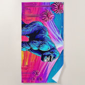 Der lebendige Neon Gorilla in einem surrealen Dsch Strandtuch (Vorderseite)