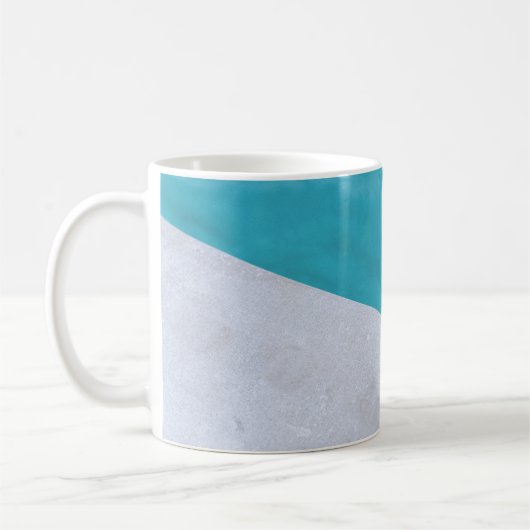 Der leere graue Boden am Pool Kaffeetasse (Links)