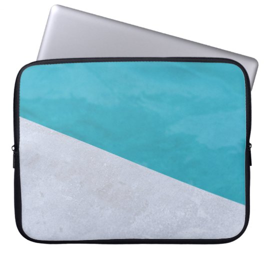 Der leere graue Boden am Pool Laptopschutzhülle (Vorderseite)