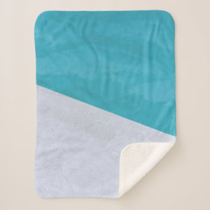 Der leere graue Boden am Pool Sherpadecke