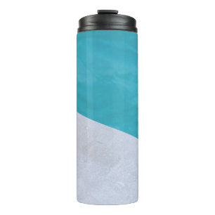Der leere graue Boden am Pool Thermosbecher