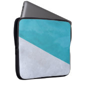 Der leere graue Boden neben dem Pool Laptopschutzhülle (Vorne Rechts)