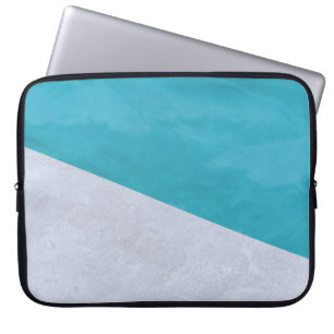 Der leere graue Boden neben dem Pool Laptopschutzhülle
