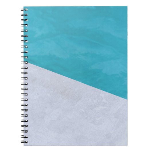 Der leere graue Boden neben dem Pool Notizblock (Vorderseite)