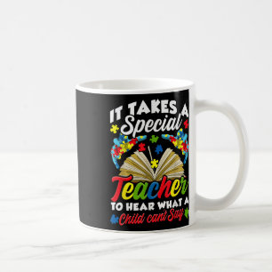 Der Lehrer des Autismus-Bewusstseins nimmt ein bes Kaffeetasse