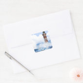 DER LEICHTE HAUSTURM WURDE FERTIG. QUADRATISCHER AUFKLEBER (Umschlag)