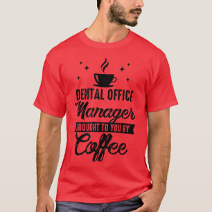 Der Leiter des Zahnarztes, der Ihnen mit dem Kaffe T-Shirt