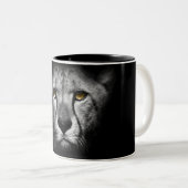 Der Leopard, schwarz-weiß, atemberaubend Zweifarbige Tasse (VorderseiteRechts)