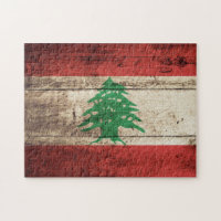 Der Libanon-Flagge auf altem hölzernem Korn