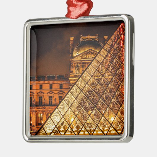 Der Louvre Ornament Aus Metall (Links)