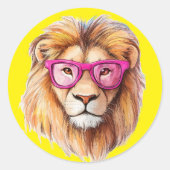 Der Löwe mit rosa Brille Gelber Hintergrund Runder Aufkleber (Vorderseite)