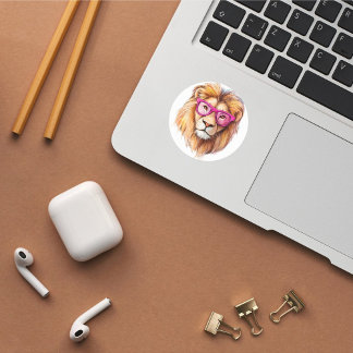 Der Löwe mit rosa Brillenaufkleber Runder Aufkleber