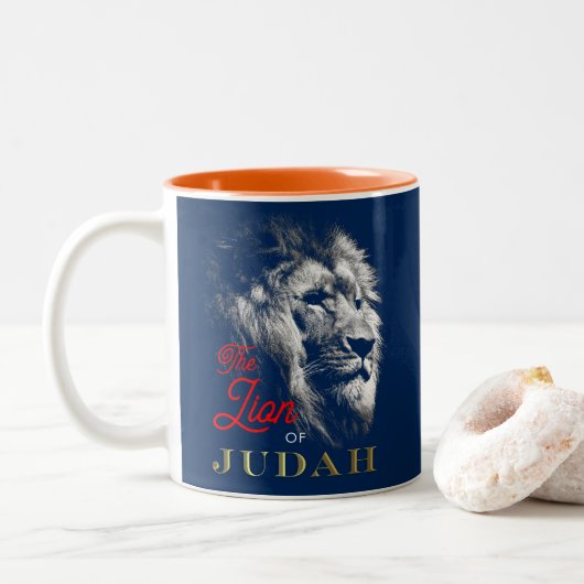 Der Löwe von Judah Navy Blue Red Gold Christlich Zweifarbige Tasse (Mit Donut)