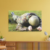 Der Luftschiff knurrt durch ein nasses Feld Leinwanddruck (Insitu (Wohnzimmer))