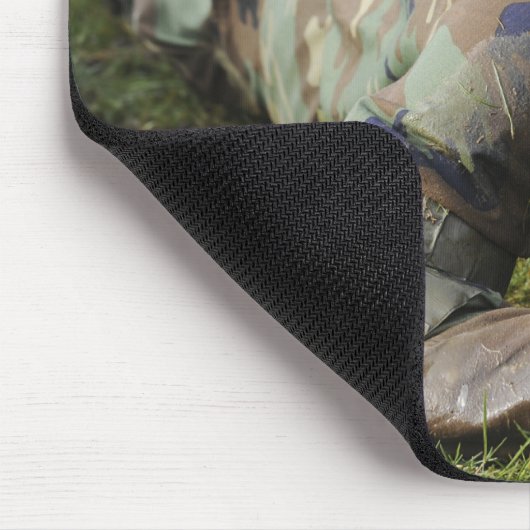 Der Luftschiff knurrt durch ein nasses Feld Mousepad (Ecke)