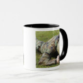 Der Luftschiff knurrt durch ein nasses Feld Tasse (VorderseiteRechts)