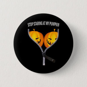Der lustige Amerikaner hält an meinem Pumpkin-Part Button