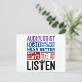 Der lustige Audiologe kann dem Ehemann helfen, bes Postkarte (Stehend Vorderseite)