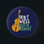 Der lustige Cello-Spieler verrät sich nicht mit de Button<br><div class="desc">Vintages Retro-Orchestermusik-Fan-Design für diejenigen,  die in einer Musikband oder Symphonie Streichmusikinstrument spielen. Coole klassische Musik Liebesartikel für Cellist,  Musiker und Künstler. Ideal für Cello Musiklehrer,  Orchesterfans und diejenigen,  die Cello oder Liebe spielen Liebe haben. Große Souvenirs,  Weihnachtsgeschenk und Geburtstagsgeschenk für Familien und Freunde.</div>