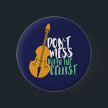 Der lustige Cello-Spieler verrät sich nicht mit de Button<br><div class="desc">Vintages Retro-Orchestermusik-Fan-Design für diejenigen,  die in einer Musikband oder Symphonie Streichmusikinstrument spielen. Coole klassische Musik Liebesartikel für Cellist,  Musiker und Künstler. Ideal für Cello Musiklehrer,  Orchesterfans und diejenigen,  die Cello oder Liebe spielen Liebe haben. Große Souvenirs,  Weihnachtsgeschenk und Geburtstagsgeschenk für Familien und Freunde.</div>