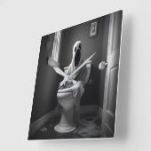 Der lustige Geist sitzt auf der Toilette Quadratische Wanduhr (Winkel)