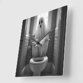Der lustige Geist sitzt auf der Toilette Quadratische Wanduhr (Winkel)
