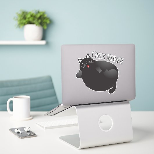 Der lustige Karo, der mir die schwarze Katze auszi Aufkleber (Laptop auf Schreibtisch)