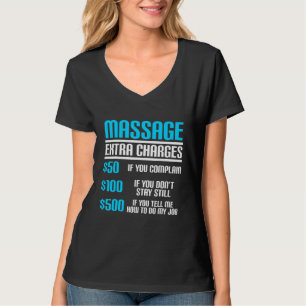Der lustige Massagetherapeut wird zusätzlich mit L T-Shirt
