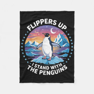 Der lustige Pinguin zieht mich hoch und steht mit Fleecedecke