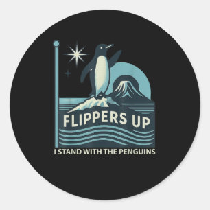 Der lustige Pinguin zieht mich hoch und steht mit Runder Aufkleber