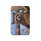 Der lustige Waschbär, der es haftet, ist Zunge Badematte (Vorderseite Vertikal)