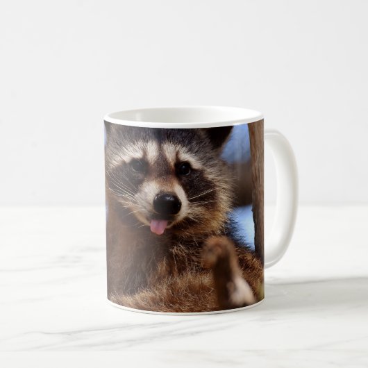 Der lustige Waschbär, der es haftet, ist Zunge Kaffeetasse (VorderseiteRechts)