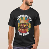 Der mächtige Burger auf einer Platte T-Shirt (Vorderseite)