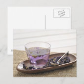Der Mallow Kräutertee, den eine Glastasse enthält, Postkarte (Vorne/Hinten)